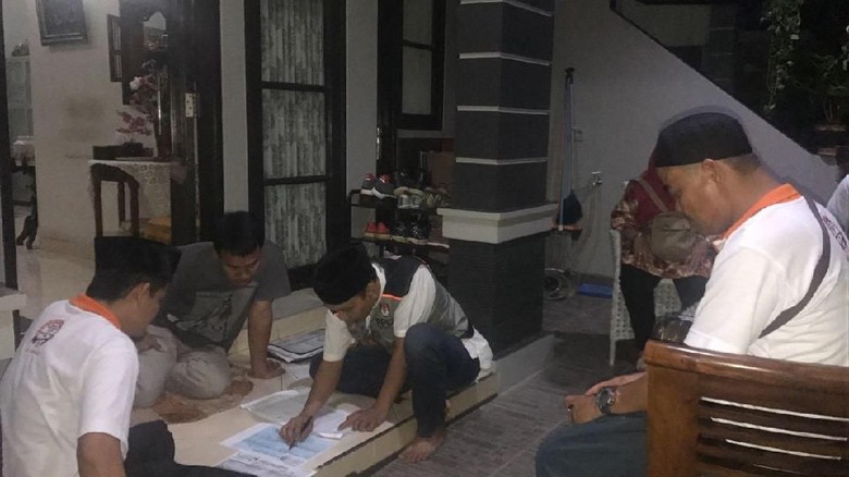 Kala KPU Kerja Hingga Malam Mendata Pemilih Pilkada Serentak Kala KPU Kerja Hingga Malam Mendata Pemilih Pilkada Serentak