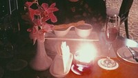 Pelantun lagu Anganku Anganmu ini juga pernah menyantap makanan dengan konsep candle light dinner. Tampak senyum mengembang dari bibir Isyana. Foto: Instagram isyanasarasvati