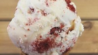 Isyana juga penggemar lembutnya es krim. Dalam postingan instagramnya Isyana pernah memposting es krim cone rasa red velvet. Yummy! Foto: Instagram isyanasarasvati