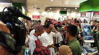 Foto: Danu Damarjati/detikcom. Presiden Jokowi melihat-lihat barang yang dijajakan di mall tersebut. Salah satunya peci yang ada di toko Gallery Ikhwan.
