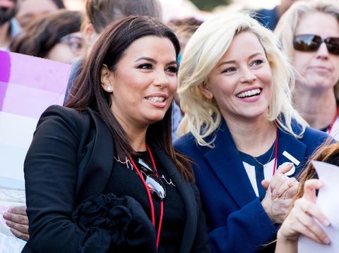 Eva Longoria dan Elizabeth Banks di Women's March 2018.