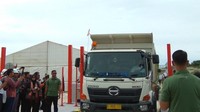 Jokowi tampak duduk di samping supir truk. Sedikitnya ada 3 truk yang disediakan untuk menjajal langsung tol. Ketiga truk tersebut digunakan Jokowi beserta rombongan menuju Simpang Susun Bakauheni sekitar 8,9 kilometer (km). Truk yang dinaiki Jokowi adalah jenis truk pengangkut pasir (dump truk) yang biasa ada di proyek infrastruktur. Terlihat ada stiker logo PTPP di truk tersebut. Trio Hamdani/detikcom.