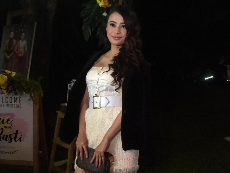 Menepi dari Sinetron, Angie Virgin Lepas Kangen dengan Suami di London Menepi dari Sinetron, Angie Virgin Lepas Kangen dengan Suami di London