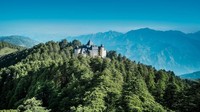 Wildflower Hall Shimla di India begitu spesial. Hotel ini berada di Pegunungan Himalaya pada ketinggian 2.434 mdpl. Sejauh mata memandang dari sana, selamat terpesona dengan lanskap pepohonan pinus dan cemara (booking.com)