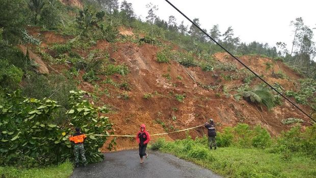 Jalan yang longsor ini menghubungan Kecamatan Kampak dan Munjungan 