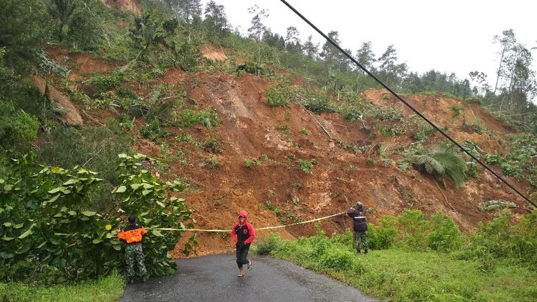 Pembersihan Longsor di Trenggelak Tunggu Kajian Ahli Geologi Pembersihan Longsor di Trenggelak Tunggu Kajian Ahli Geologi