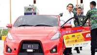 Kemudian pada 19 Desember 2017 lalu, Jokowi juga menjajal mobil listrik buatan Institut Teknolgi Sepuluh November (ITS). Hal ini dilakukan usai meresmikan jalan tol Surabaya-Mojokerto (Sumo). Dana Aditiasari/detikcom.