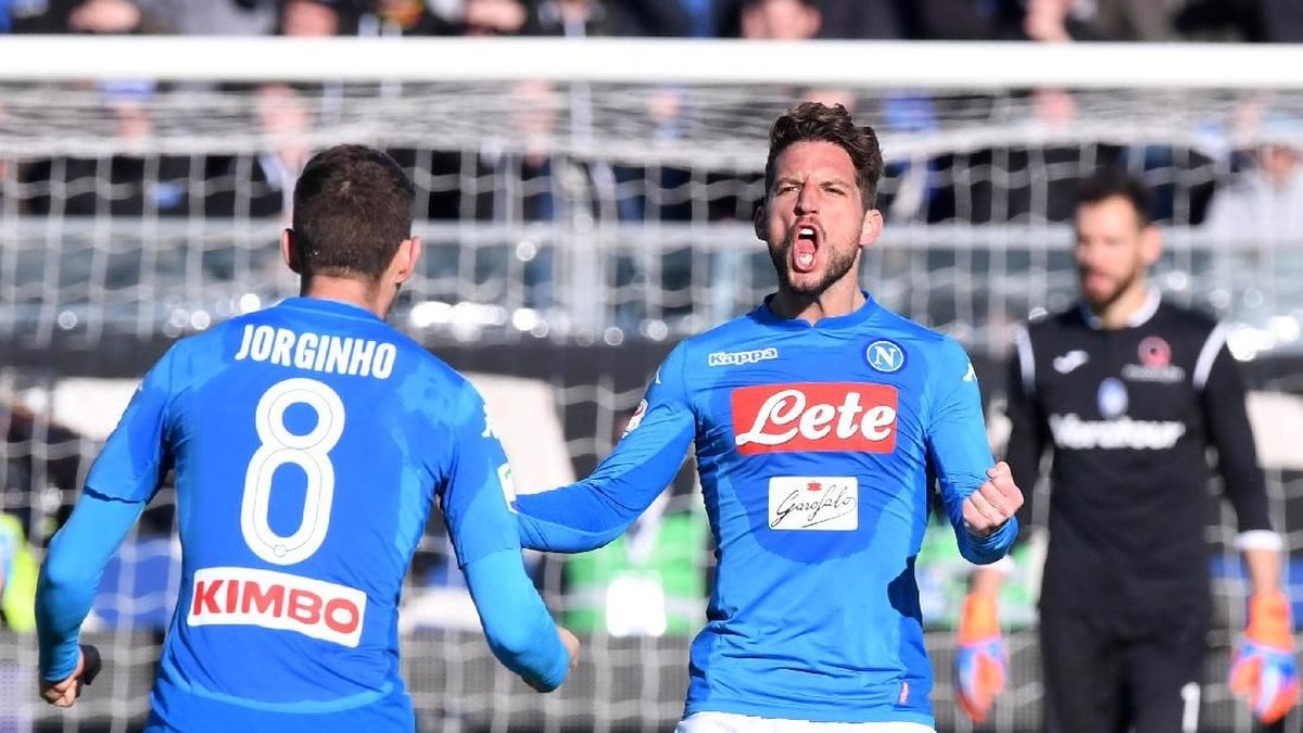 Dries Mertens merayakan gol ke gawang Atalanta. (Alberto Lingria/Reuters)