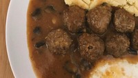 Bertubuh langsing ternyata Isyana punya porsi makan yang cukup besar. Sepiring mashed potato dengan meatball olahan sang Ibu siap dilahap sebagai sarapannya. Foto: Instagram isyanasarasvati