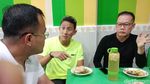 Kompaknya Sandi dan Cagub-Cawagub Sumsel Sarapan Pempek