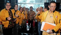 Oleh sebab itu, dia memberi kesempatan para pendiri maupun kader partai untuk kembali bergabung dengan kubu Manhattan.