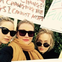 Sebelumnya, Jennifer Lawrence berpartisipasi dalam aksi unjuk rasa Womens March Januari lalu bersama Adele dan Cameron Diaz. (Foto: Instagram/Adele)