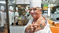 Pose Paul Bocuse menunjukkan tato di lengannya. Tato ini ia buat pada 8 Mei 1945 untuk menandai berakhirnya Perang Dunia Kedua di Eropa. Foto: Instagram paulbocuse_officiel