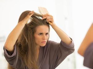 Ketombe Bikin ​Sebel?​ Atasi dengan 4 Masker ​Rambut dari ​Lemon Ini!