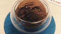 Segelas es krim cokelat siap jadi santapan Isyana. Tampaknya gadis berambut panjang ini sangat suka makan es krim. Foto: Instagram isyanasarasvati