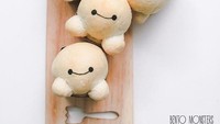 Baymax bread rolls, tulis akun instagram @bentomonsters. Kira-kira isinya apa ya? Roti kepala Baymax ini terlihat seperti sedang tersenyum. Foto: Instagram @bentomonsters