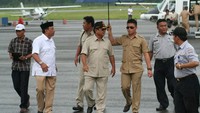 Di Facebook, Fernando pernah mengunggah foto sedang memayungi Ketum Gerindra Prabowo Subianto. Waketum Gerindra, Ferry Juliantoro membenarkan Fernando pernah mengawal Prabowo namun hal itu tidak dilakukan sehari-hari.