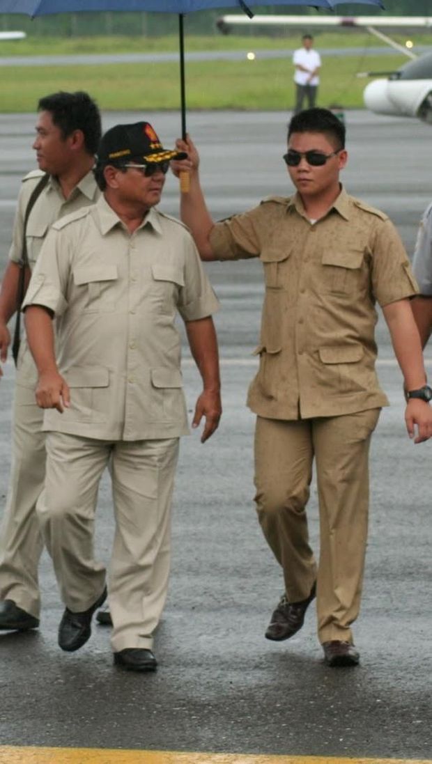 Fernando Wowor pernah mengunggah foto sedang memayungi Prabowo Subianto / 