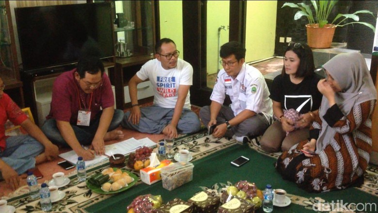 Sambil Lesehan, Tim KPU Lakukan Coklit di Rumah Menaker Sambil Lesehan, Tim KPU Lakukan Coklit di Rumah Menaker