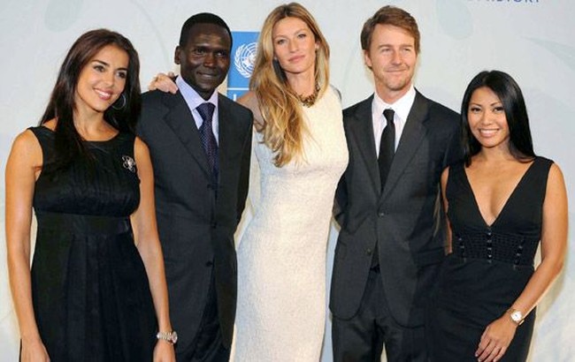 Dalam acara lainnya yang digelar oleh PBB, pelantun Snow on the Sahara ini berfoto lagi bersama Gisele dan aktor Edward Norton. (Foto: Instagram)