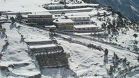 Panorama Lodge and Restaurant di Namche Bazaar, Nepal berada pada jalur pendakian ke Puncak Everest (puncak tertinggi di dunia). Panorama Lodge and Restaurant berada di ketinggian 3.440 mdpl, yang menampilkan panorama Pegunungan Himalaya. Hotel ini pun sering digunakan istirahat para pendaki, setelah menjelajahi Puncak Everest (booking.com)