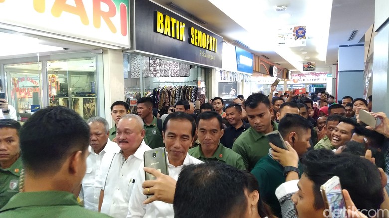 Ada Jokowi, Pengunjung Palembang Square Mall Heboh Ada Jokowi, Pengunjung Palembang Square Mall Heboh