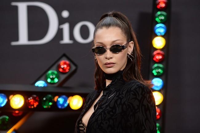 Konflik Palestina-Isreal turut merembet ke industri fashion. Dior menjadi bulan-bulanan di media sosial karena dianggap memecat Bella Hadid yang sangat pro-Palestina. Padahal, kontrak Bella bersama rumah mode Pranics itu memang sudah habis sejak lama. (Foto: Francois Durand/Getty Images for Dior Homme)