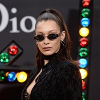 Konflik Palestina-Isreal turut merembet ke industri fashion. Dior menjadi bulan-bulanan di media sosial karena dianggap memecat Bella Hadid yang sangat pro-Palestina. Padahal, kontrak Bella bersama rumah mode Pranics itu memang sudah habis sejak lama. (Foto: Francois Durand/Getty Images for Dior Homme)