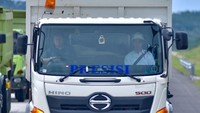 Jokowi tampak memakai helm proyek di dalam truk (Foto: Agus Suparto/Fotografer Kepresidenan)
