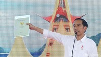 Pada Minggu (21/1/2018), Jokowi membagikan 3.500 sertifikat tanah untuk warga Lampung. Jokowi mengatakan dari 126 juta lahan, baru 46 juta lahan yang sudah bersertifikat. (Laily Rachev-Setpres)