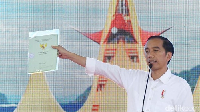 Jokowi Bagikan 3.500 Sertifikat Tanah ke Warga Lampung (Laily Rachev-Setpres)