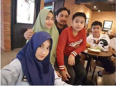 Foto Keluarga Cindy Fatikasari, si Sulung Seperti Adiknya Lho