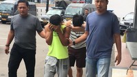 Polisi menangkap pasangan gay yang melakukan kegiatan asusila dan videonya disebar di media sosial (Foto: Mei Amelia/detikcom)