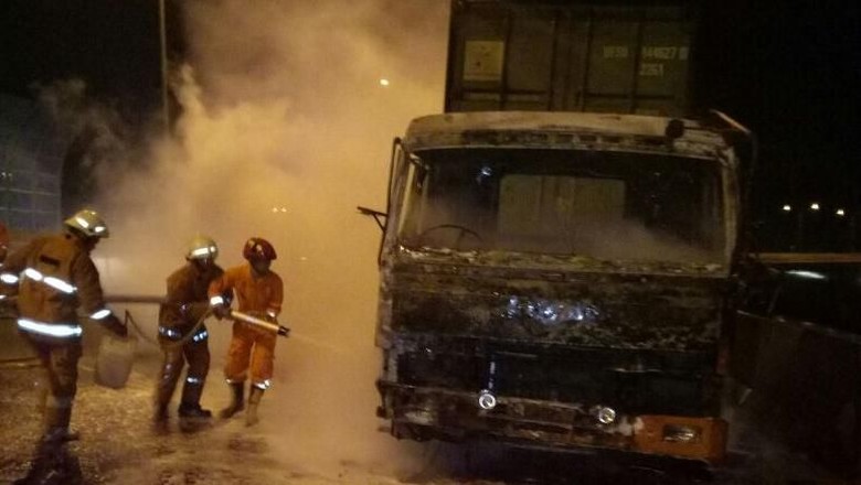 Truk Kontainer Terbakar di Tol Kalibaru Arah Cilincing Truk Kontainer Terbakar di Tol Kalibaru Arah Cilincing