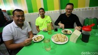 Mereka membahas tentang program OK OCE besutan Sandi.