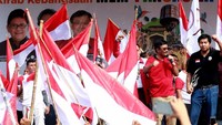 Ketua Umum DPP Taruna Merah Putih (TMP) Maruarar Sirait bersama Calon Gubernur Sumatera Utara Djarot Saiful Hidayat memegang bendera merah putih diantara ribuan masyarakat kota Medan yang hadir dalam Kirab Kebangsaan Taruna Merah Putih di Lapangan Merdeka Medan, Minggu pagi (21/1/2018). Dok. TMP.
