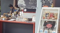 Ada 2 tempat makan di area ini. Kopi Kultur ada di bagian dalam. Meja panjang, kursi kayu di beranda bisa jadi pilihan. Karena temoat ini dirancang sebagai coworking space jadi asyik buat bekerja.oto: detikfood