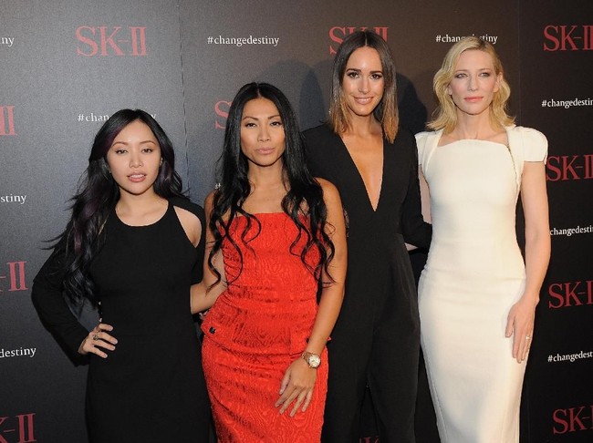Anggun saat berpose bersama aktris pemenang Oscar Cate Blanchett, stylist kondang Louise Roe, dan pengusaha Michelle Phan dalam sebuah acara di Los Angeles, AS, pada 2016 silam. (Foto: Getty Images)