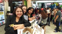 Foto: Danu Damarjati/detikcom. Tiga Sales Promotion Girl (SPG) ini antusias menyambut kehadiran Jokowi di mall tersebut. Terlebih mereka sempat dihampiri langsung dan diajak berbincang singkat dengan Jokowi. Namun tak tahu apa saja yang dibahas dalam perbincangan singkat itu.