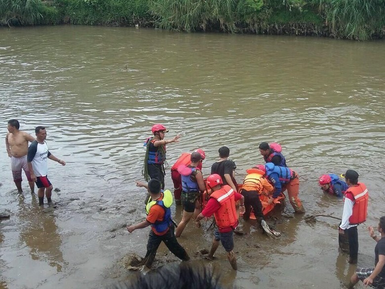 Ardi Tewas Saat Berenang di Sungai Cimanuk Garut Ardi Tewas Saat Berenang di Sungai Cimanuk Garut
