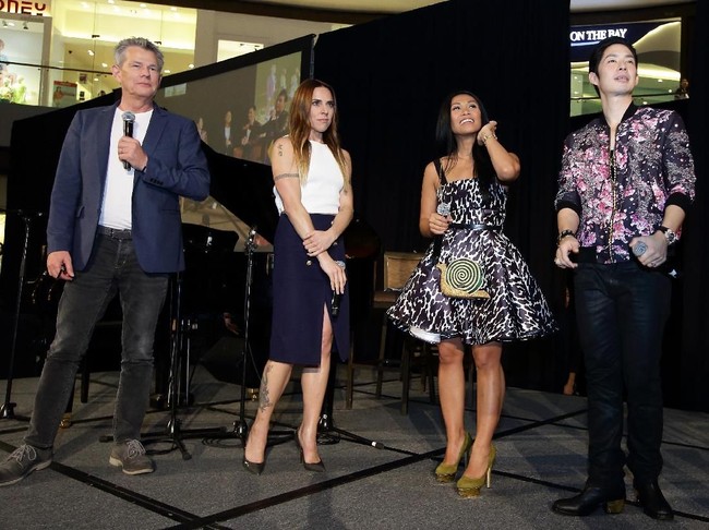 Anggun bersama rekannya sesama juri Asias Got Talent. Ada David Foster, Mel C, dan Vanness Wu. (Foto: Getty Images)
