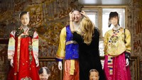 Seorang pegawai memasang potongan gambar wajah Kim Jong Un ke manekin