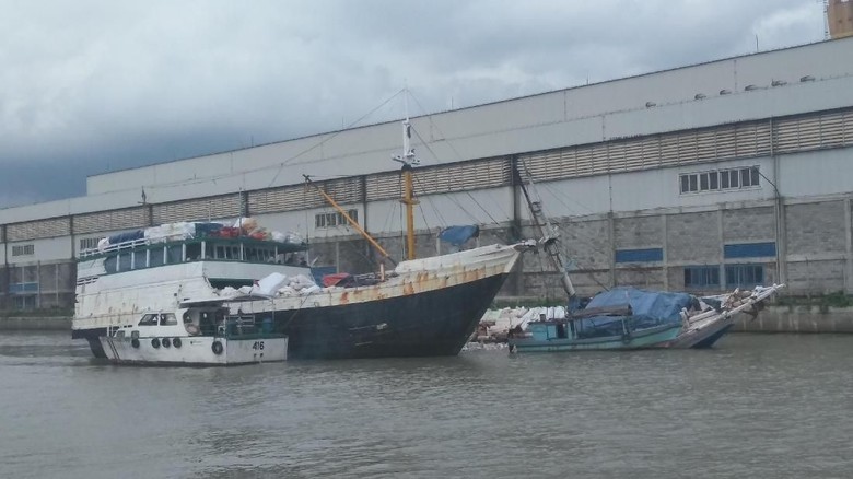 Alami Kebocoran, KLM Mayang Sari Kandas di Pelabuhan Kalimas Alami Kebocoran, KLM Mayang Sari Kandas di Pelabuhan Kalimas