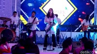 Isyana tampil cantik dengan busana putih serta membawa piano elektrik saat membawakan lagu pertama.