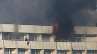 Seorang pria tampak berusaha menyelamatkan diri dari balkon Intercontinental Hotel di Kabul, Afghanistan yang diserang.