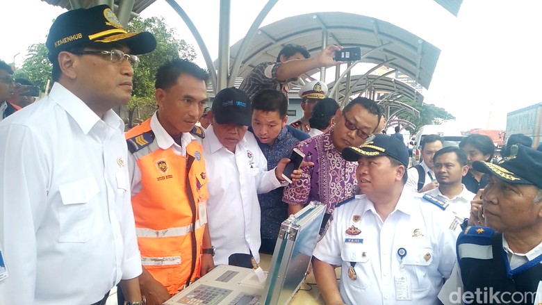 Menhub akan Terapkan Denda Maksimal Bagi Truk Bermuatan Lebih Menhub akan Terapkan Denda Maksimal Bagi Truk Bermuatan Lebih