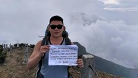 Salah satunya saat dia menampilkan pesan untuk orangtuanya ini.