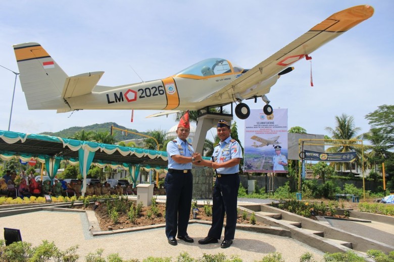 Bertengger di Tengah Kota, Pesawat AS 202 Bravo Percantik Mataram Bertengger di Tengah Kota, Pesawat AS 202 Bravo Percantik Mataram