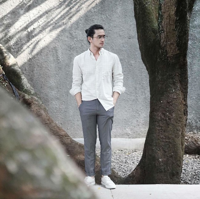 Tampilan dengan rambut man bun tak selalu memberi kesan rebel. Omar Daniel misalnya yang tampilannya bisa terlihat rapi dengan man bun. Kemeja dan celana bahannya yang mendukung penampilan aktor muda ini tetap terlihat rapi.  Foto: Instagram