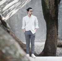 Tampilan dengan rambut man bun tak selalu memberi kesan rebel. Omar Daniel misalnya yang tampilannya bisa terlihat rapi dengan man bun. Kemeja dan celana bahannya yang mendukung penampilan aktor muda ini tetap terlihat rapi.  Foto: Instagram